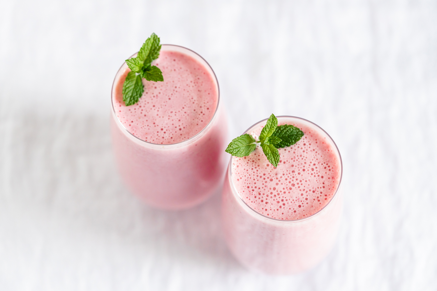 Frisk bringebær- og jordbærsmoothie med kollagenpulver