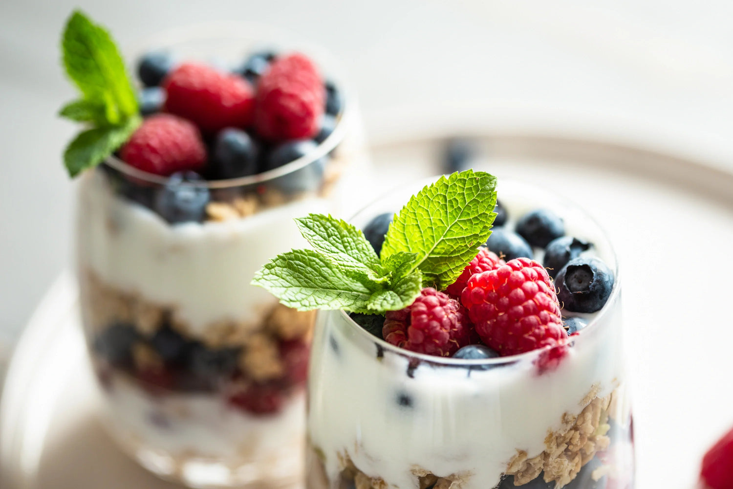 Gresk yoghurt med granola, bær og kollagenpulver