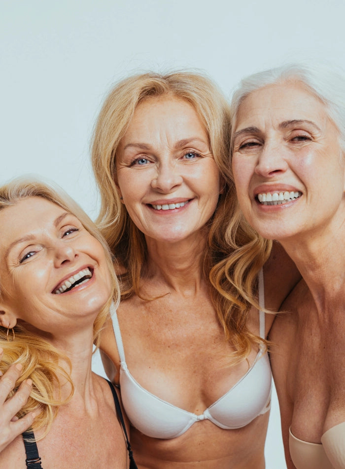 Kvinne smiler. Kollagen reduserer rynker og fine linjer.