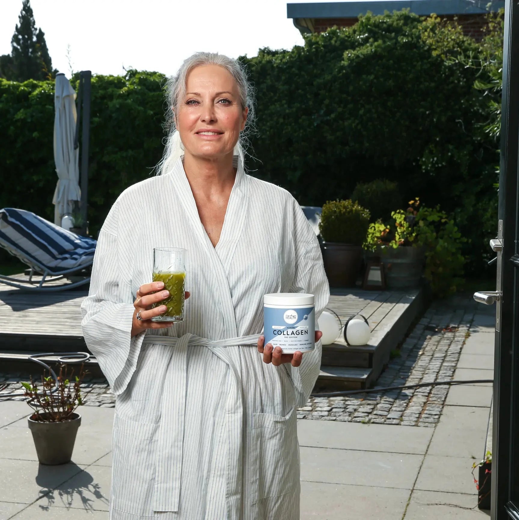 Kvinne smiler. Kollagen reduserer rynker og fine linjer. Collagen best i test