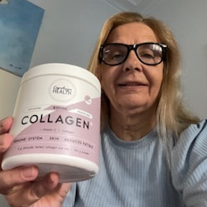 Kvinne smiler. Kollagen produkt vinner. reduserer rynker og fine linjer