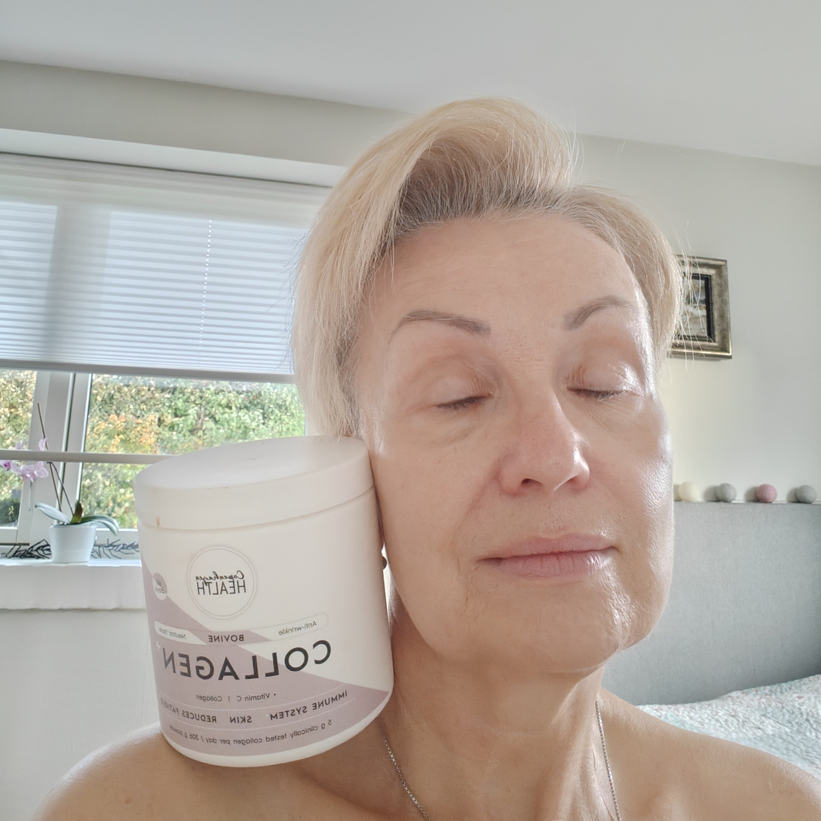 Kvinne smiler. Kollagen reduserer rynker og fine linjer. Collagen best i test