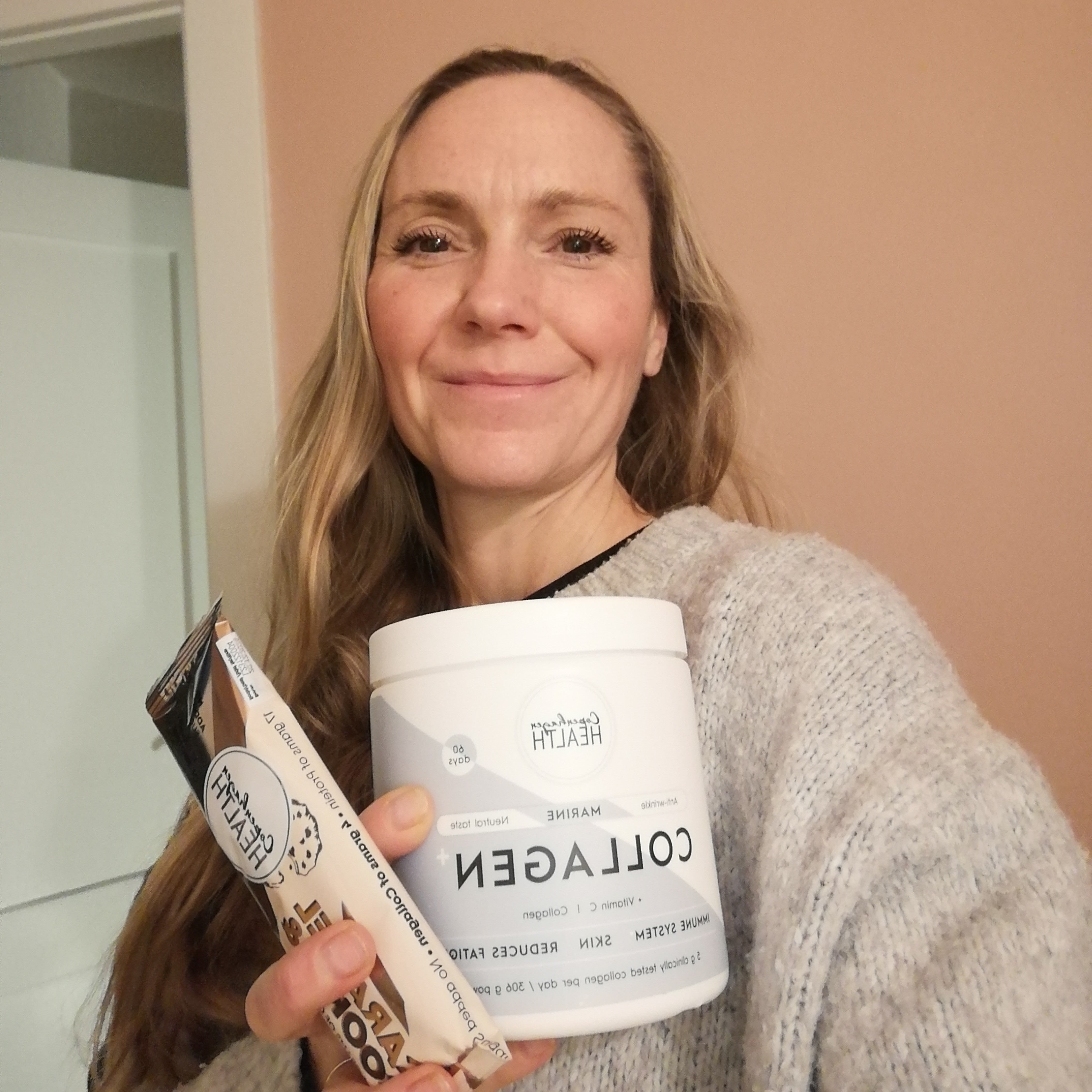 Kvinne holder kollagenprodukt. Collagen best i test